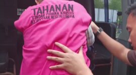 Salah satu tersangka yang diamankan oleh pihak Kejari Lingga pada kasus dugaan korupsi pembangunan jembatan Desa Marok Kecil | f. Cahyo