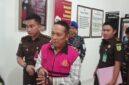 Salah satu tersangka kasus dugaan korupsi Jembatan Desa Marok Kecil saat digiring ke mobil tahanan oleh Kejari Lingga | f. Cahyo