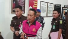 Salah satu tersangka kasus dugaan korupsi Jembatan Desa Marok Kecil saat digiring ke mobil tahanan oleh Kejari Lingga | f. Cahyo
