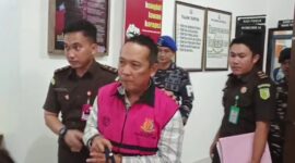 Salah satu tersangka kasus dugaan korupsi Jembatan Desa Marok Kecil saat digiring ke mobil tahanan oleh Kejari Lingga | f. Cahyo