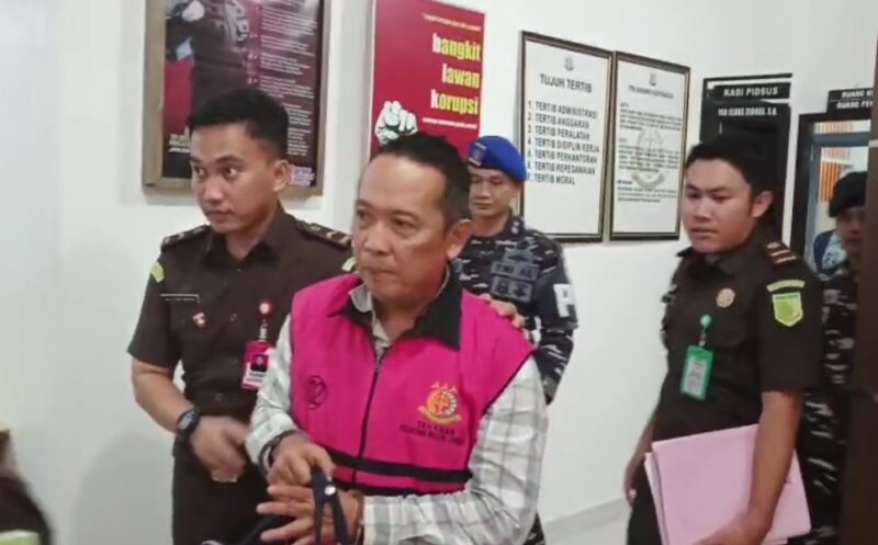 Salah satu tersangka kasus dugaan korupsi Jembatan Desa Marok Kecil saat digiring ke mobil tahanan oleh Kejari Lingga | f. Cahyo