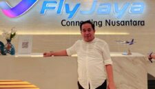 Kepala Bandar Udara (Kabandara) Kelas III Dabo Singkep, Indra Rohman, S.Kom.,M.M., saat melakukan komunikasi intensif dengan manajemen maskapai Fly Jaya | f. Red