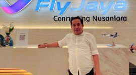 Kepala Bandar Udara (Kabandara) Kelas III Dabo Singkep, Indra Rohman, S.Kom.,M.M., saat melakukan komunikasi intensif dengan manajemen maskapai Fly Jaya | f. Red