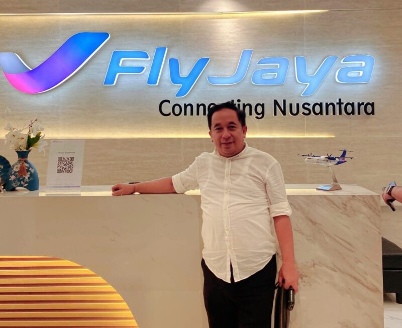Kepala Bandar Udara (Kabandara) Kelas III Dabo Singkep, Indra Rohman, S.Kom.,M.M., saat melakukan komunikasi intensif dengan manajemen maskapai Fly Jaya | f. Red