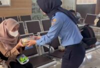 Bandara Dabo Singkep Bagi-Bagi Cokelat dan Tumpeng, Sambut Harhubnas dengan Kejutan Manis | f. Red