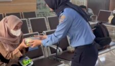 Bandara Dabo Singkep Bagi-Bagi Cokelat dan Tumpeng, Sambut Harhubnas dengan Kejutan Manis | f. Red