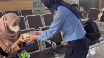 Bandara Dabo Singkep Bagi-Bagi Cokelat dan Tumpeng, Sambut Harhubnas dengan Kejutan Manis | f. Red