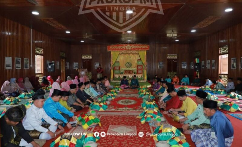 Bupati Lingga Muhammad Nizar Hadiri Makan Berhidang Kenduri Budaya 2025 di Istana Damnah | f. Prokopim Lingga