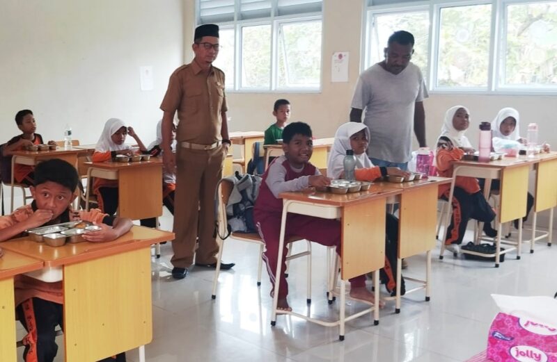 Sebanyak 96 murid di Sekolah Dasar 012 Singkep Terima Makan Bergizi Gratis dari Pemerintah | f. Redaksi