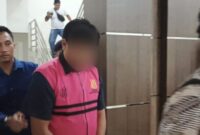 DY, tersangka kasus dugaan korupsi proyek jembatan Desa Marok Kecil tahun anggaran 2022–2024, akhirnya ditahan setelah sebelumnya mangkir dari panggilan penyidik | f. Redaksi