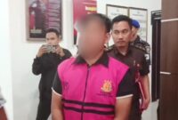 Direktur CV FJ berinisial WP resmi ditetapkan sebagai tersangka dalam kasus dugaan korupsi pembangunan Jembatan Marok Kecil, Kecamatan Singkep Selatan, Lingga | f. Redaksi