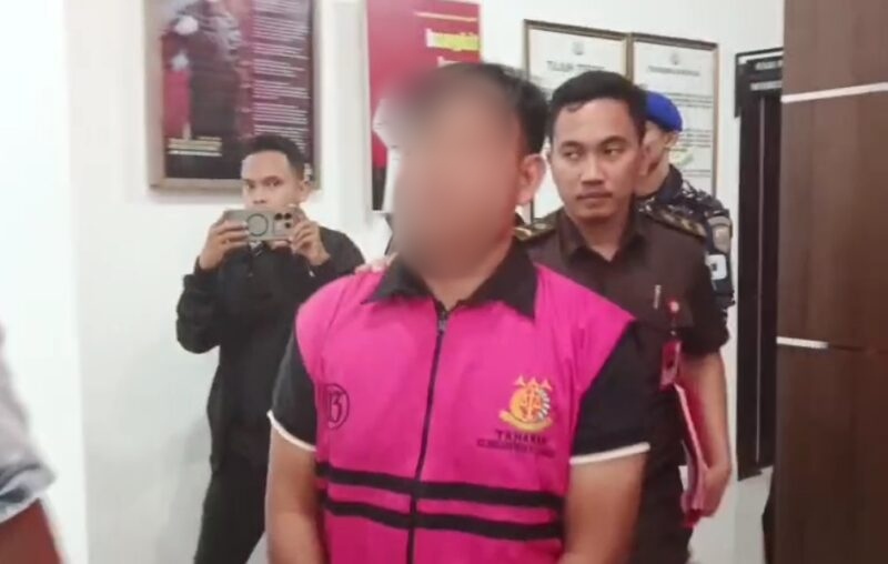 Direktur CV FJ berinisial WP resmi ditetapkan sebagai tersangka dalam kasus dugaan korupsi pembangunan Jembatan Marok Kecil, Kecamatan Singkep Selatan, Lingga | f. Redaksi