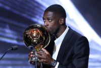 Ousmane Dembele mencium trofi Ballon d'Or dalam upacara penghargaan Ballon d'Or 2025 di Theatre du Chatelet di Paris pada 22 September 2025. (Foto oleh Franck FIFE / AFP)