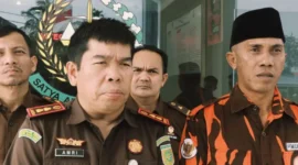 Ketua Majelis Pimpinan Cabang (MPC) Pemuda Pancasila Kabupaten Lingga, Arman Arsyad foto bersama Kajari Lingga, Amriyata, S.H., M.H. | f. Istimewa