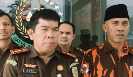 Ketua Majelis Pimpinan Cabang (MPC) Pemuda Pancasila Kabupaten Lingga, Arman Arsyad foto bersama Kajari Lingga, Amriyata, S.H., M.H. | f. Istimewa