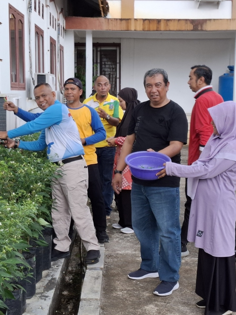 Kepala Barenlitbang Kab. Lingga terlihat terlihat antusias melakukan panen perdana cabai rawit memanfaatkan lahan kantor | f. Red