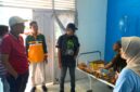 Wakil Bupati Lingga, H. Novrizal Didampingi oleh Kepala Dinas Kesehatan Kabupaten Lingga, dr. Bukit Raya Gultom, M.M., Mengunjungi Puskesmas Raya | f. Diskominfo Lingga