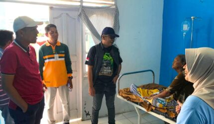 Wakil Bupati Lingga, H. Novrizal Didampingi oleh Kepala Dinas Kesehatan Kabupaten Lingga, dr. Bukit Raya Gultom, M.M., Mengunjungi Puskesmas Raya | f. Diskominfo Lingga