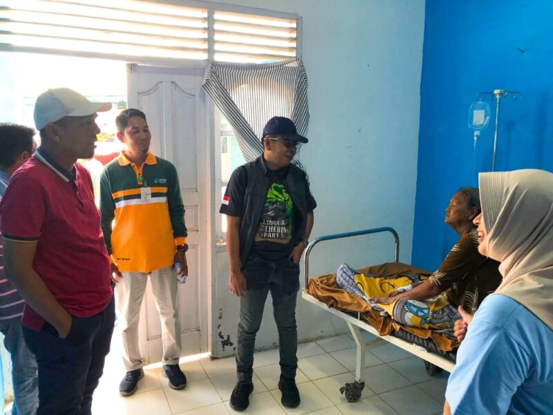 Wakil Bupati Lingga, H. Novrizal Didampingi oleh Kepala Dinas Kesehatan Kabupaten Lingga, dr. Bukit Raya Gultom, M.M., Mengunjungi Puskesmas Raya | f. Diskominfo Lingga