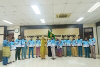 Pelepasan atlet dan oficial Pemprov Kepri yang akan berlaga di PORNAS XVII KORPRI 2025 Sumatera Selatan. Pelepasan ditandai dengan penyerahan pataka oleh Kepala BKD Kepri kepada Rodi Yantari selaku Ketua Kontingen, Jumat (3/10/2025) | f. Diskominfo Kepri
