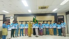 Pelepasan atlet dan oficial Pemprov Kepri yang akan berlaga di PORNAS XVII KORPRI 2025 Sumatera Selatan. Pelepasan ditandai dengan penyerahan pataka oleh Kepala BKD Kepri kepada Rodi Yantari selaku Ketua Kontingen, Jumat (3/10/2025) | f. Diskominfo Kepri