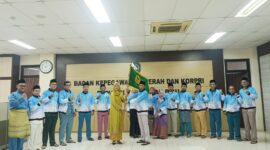 Pelepasan atlet dan oficial Pemprov Kepri yang akan berlaga di PORNAS XVII KORPRI 2025 Sumatera Selatan. Pelepasan ditandai dengan penyerahan pataka oleh Kepala BKD Kepri kepada Rodi Yantari selaku Ketua Kontingen, Jumat (3/10/2025) | f. Diskominfo Kepri