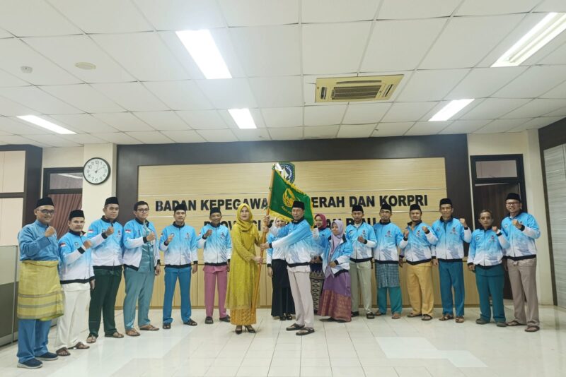 Pelepasan atlet dan oficial Pemprov Kepri yang akan berlaga di PORNAS XVII KORPRI 2025 Sumatera Selatan. Pelepasan ditandai dengan penyerahan pataka oleh Kepala BKD Kepri kepada Rodi Yantari selaku Ketua Kontingen, Jumat (3/10/2025) | f. Diskominfo Kepri