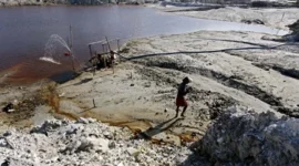 Salah satu aktivitas mencari sesuap nasi oleh warga Dabo Singkep  dengan menjadi penambang biji timah | f. Istimewa