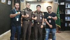 Komunitas Lingga Media Group foto bersama Kajari Lingga dan Kasi Intel Kejati Lingga beberapa waktu lalu | f. Redaksi