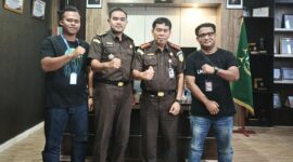 Komunitas Lingga Media Group foto bersama Kajari Lingga dan Kasi Intel Kejati Lingga beberapa waktu lalu | f. Redaksi