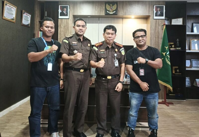 Komunitas Lingga Media Group foto bersama Kajari Lingga dan Kasi Intel Kejati Lingga beberapa waktu lalu | f. Redaksi