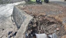 Batu Miring di Desa Tanjung Harapan Mulai Rusak, Warga Desak Pemerintah Segera Lakukan Perbaikan | f. Vatawari