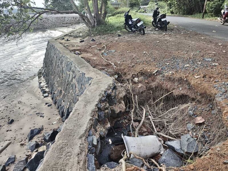 Batu Miring di Desa Tanjung Harapan Mulai Rusak, Warga Desak Pemerintah Segera Lakukan Perbaikan | f. Vatawari