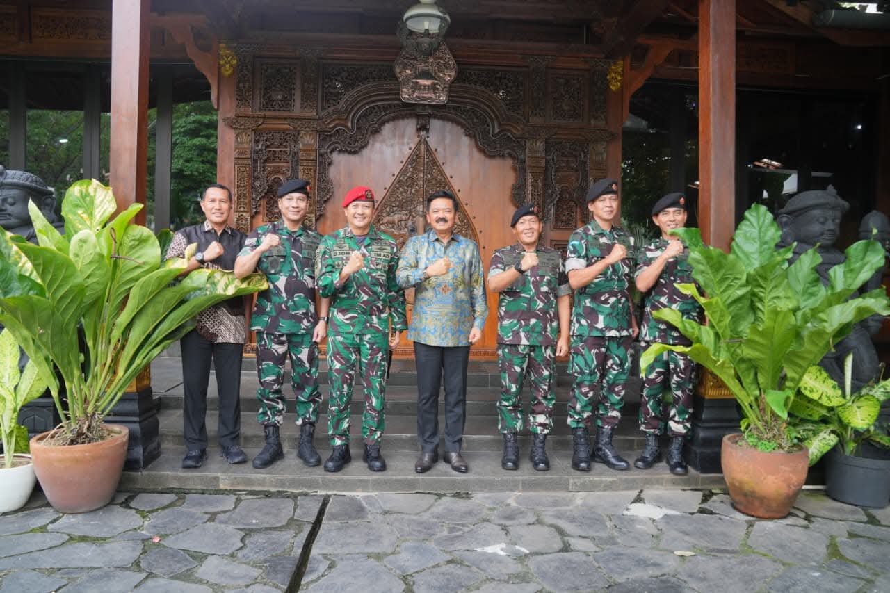 Pangkopassus Anjangsana ke Mantan Panglima TNI Marsekal TNI (Purn) Hadi Tjahjanto | f. Puspen TNI