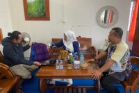 Ketua Dekranasda Lingga, Hj. Feby Sarianty, bersama jajaran pengurus, yang menggelar pertemuan hangat dengan salah satu penjahit lokal di Sekretariat Dekranasda pada Jumat (03/10/2025) | f. Dekranasda Lingga