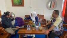 Ketua Dekranasda Lingga, Hj. Feby Sarianty, bersama jajaran pengurus, yang menggelar pertemuan hangat dengan salah satu penjahit lokal di Sekretariat Dekranasda pada Jumat (03/10/2025) | f. Dekranasda Lingga
