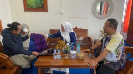 Ketua Dekranasda Lingga, Hj. Feby Sarianty, bersama jajaran pengurus, yang menggelar pertemuan hangat dengan salah satu penjahit lokal di Sekretariat Dekranasda pada Jumat (03/10/2025) | f. Dekranasda Lingga