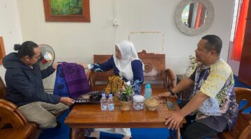 Ketua Dekranasda Lingga, Hj. Feby Sarianty, bersama jajaran pengurus, yang menggelar pertemuan hangat dengan salah satu penjahit lokal di Sekretariat Dekranasda pada Jumat (03/10/2025) | f. Dekranasda Lingga