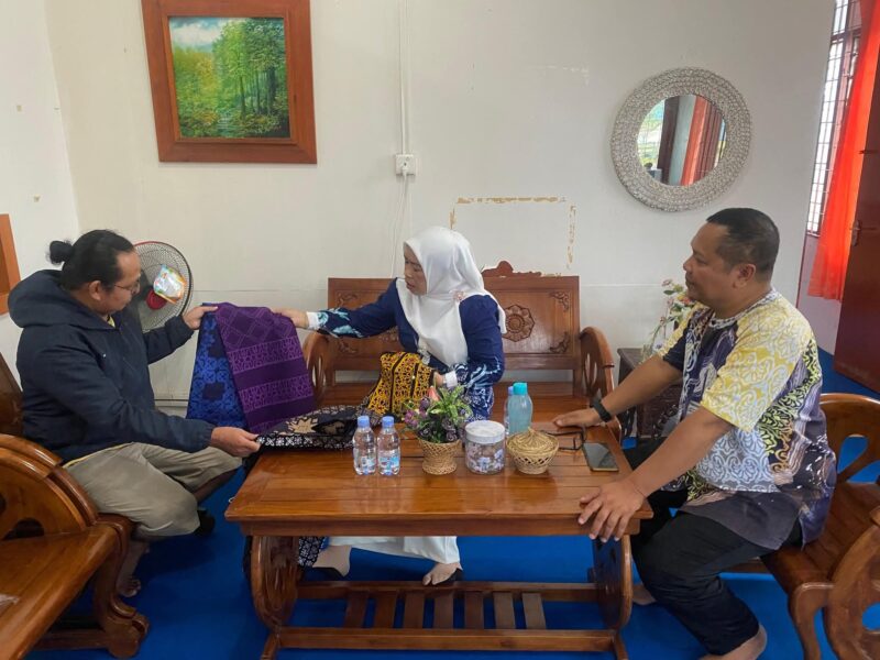 Ketua Dekranasda Lingga, Hj. Feby Sarianty, bersama jajaran pengurus, yang menggelar pertemuan hangat dengan salah satu penjahit lokal di Sekretariat Dekranasda pada Jumat (03/10/2025) | f. Dekranasda Lingga