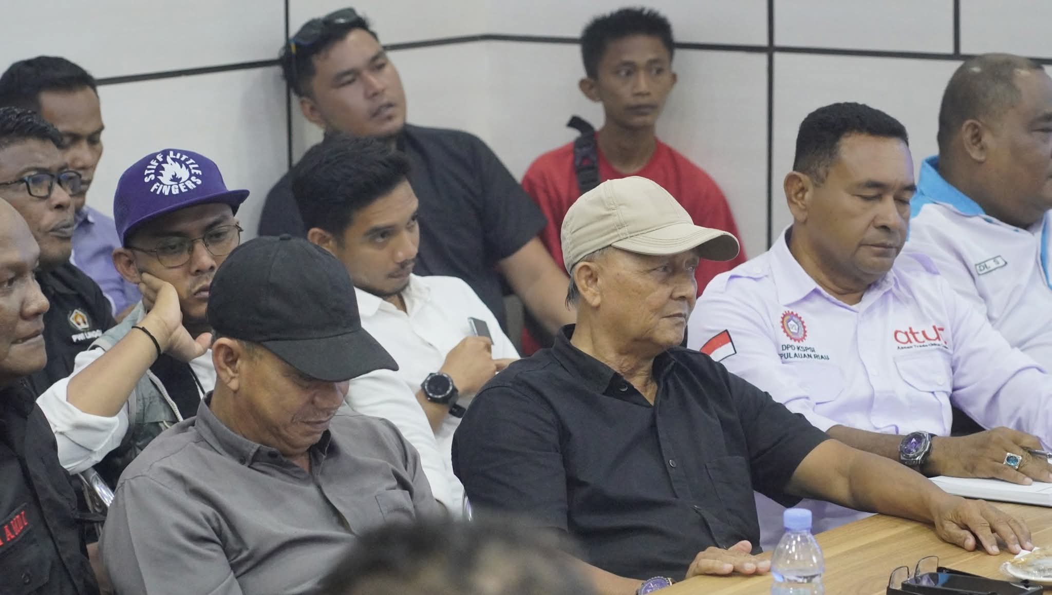 DPRD Lingga Audiensi Bersama SPSI dan Penambang Timah, Bahas Solusi Atas Krisis Lapangan Kerja di Daerah | f. Diskominfo Lingga
