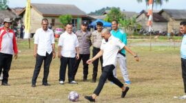 Semarak Hari Jadi ke-12 Desa Resun Pesisir: Wabup Lingga Novrizal Buka Turnamen Minisoccer U-14 dengan Semangat Sportivitas dan Persaudaraan | f. Diskominfo Lingga