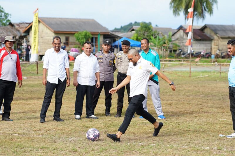 Semarak Hari Jadi ke-12 Desa Resun Pesisir: Wabup Lingga Novrizal Buka Turnamen Minisoccer U-14 dengan Semangat Sportivitas dan Persaudaraan | f. Diskominfo Lingga