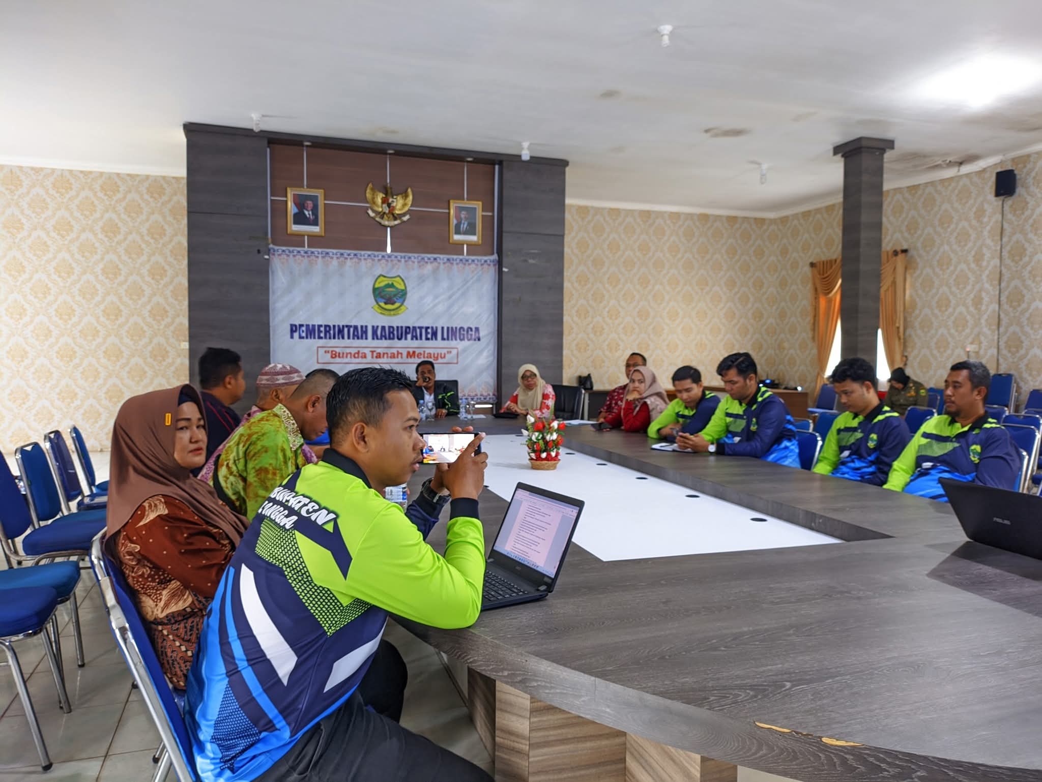 Pemkab Lingga Tegaskan Komitmen Penataan Pedagang Kaki Lima Lewat Rakor Perda Nomor 4 Tahun 2025 | f. Diskominfo Lingga