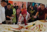 Ketua Dekranasda Batam Erlita Amsakar Ahmad Kagumi Batik Lingga, Dorong Kolaborasi UMKM Naik Kelas | f. Diskominfo Lingga