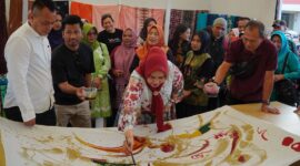 Ketua Dekranasda Batam Erlita Amsakar Ahmad Kagumi Batik Lingga, Dorong Kolaborasi UMKM Naik Kelas | f. Diskominfo Lingga