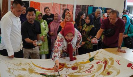 Ketua Dekranasda Batam Erlita Amsakar Ahmad Kagumi Batik Lingga, Dorong Kolaborasi UMKM Naik Kelas | f. Diskominfo Lingga