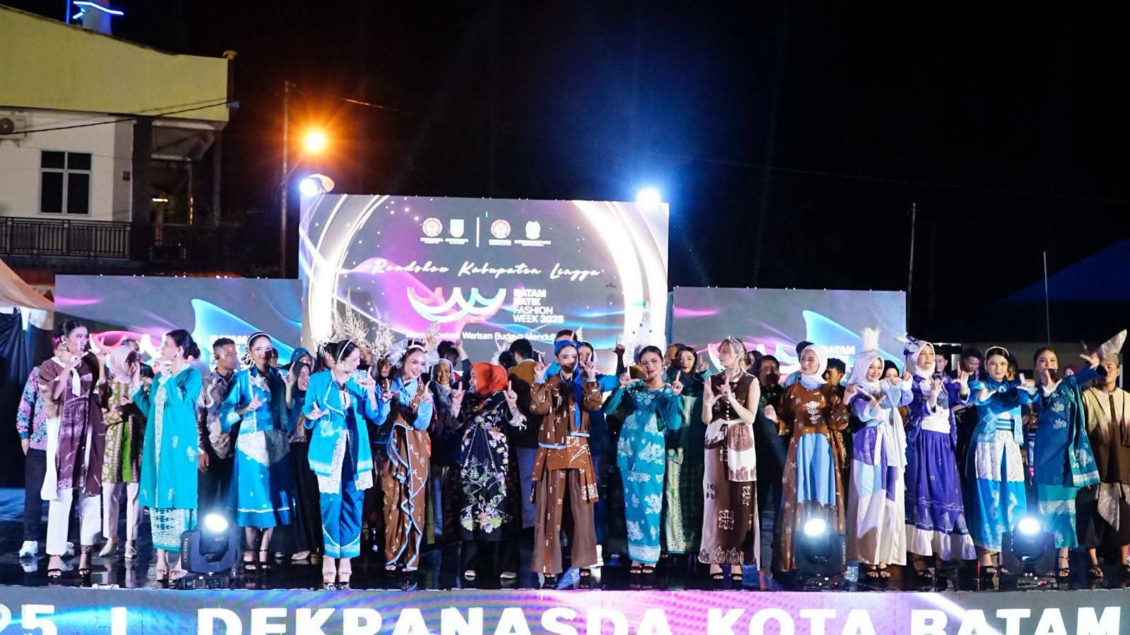Semarak Batam Batik Fashion Week 2025 di Dabo Singkep: Kolaborasi Batam–Lingga Angkat Warisan Budaya ke Kancah Dunia | f. Diskominfo Lingga