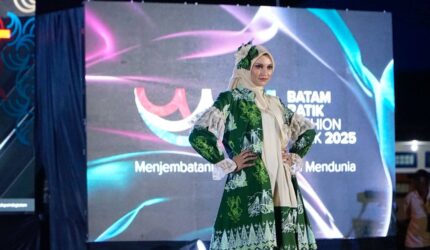 Semarak Batam Batik Fashion Week 2025 di Dabo Singkep: Kolaborasi Batam–Lingga Angkat Warisan Budaya ke Kancah Dunia | f. Diskominfo Lingga