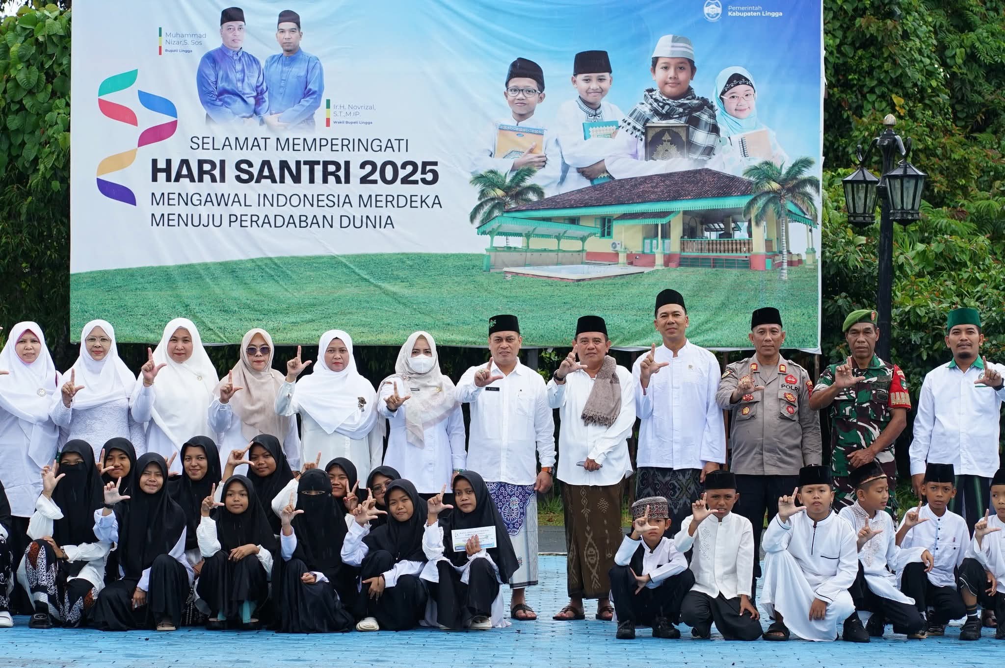Bupati Nizar Ajak Santri Melek Teknologi di Apel Hari Santri 2025 Kabupaten Lingga | f. Diskominfo Lingga
