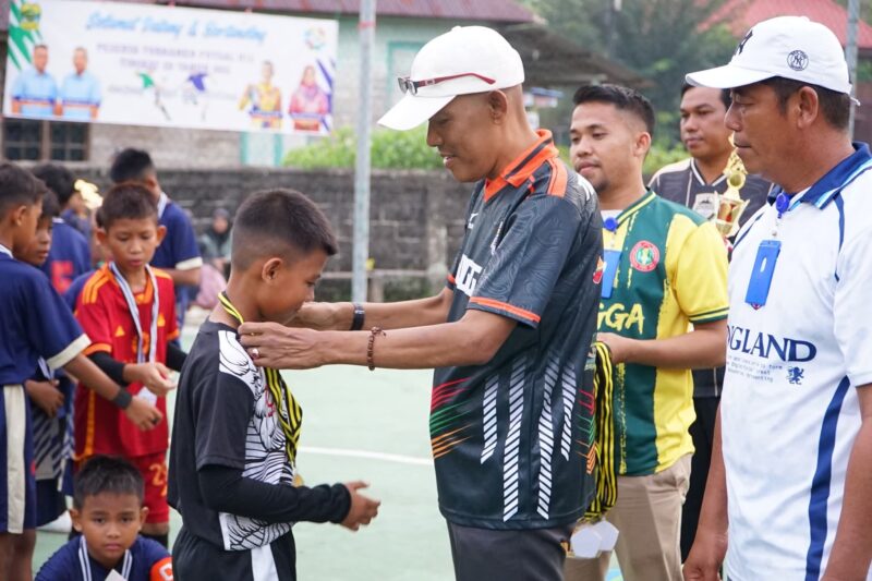 Sekda Lingga H. Armia Tutup Turnamen Futsal U-12 2025, Apresiasi Panitia dan Semangat Para Pemain Muda | f. Diskominfo Lingga